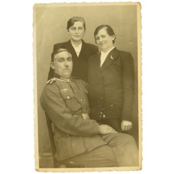 Portrait photo - Wehrmacht Unteroffizier with family. Espenlaub militaria